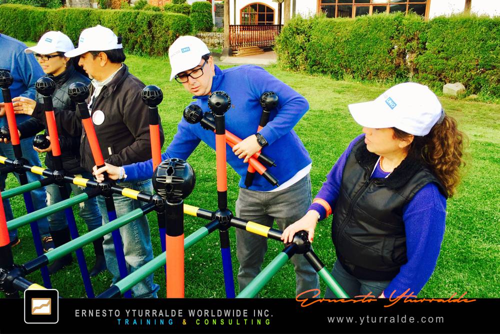 Experiencia de Team Building en Quito con ejercicios de cuerdas colaborativos