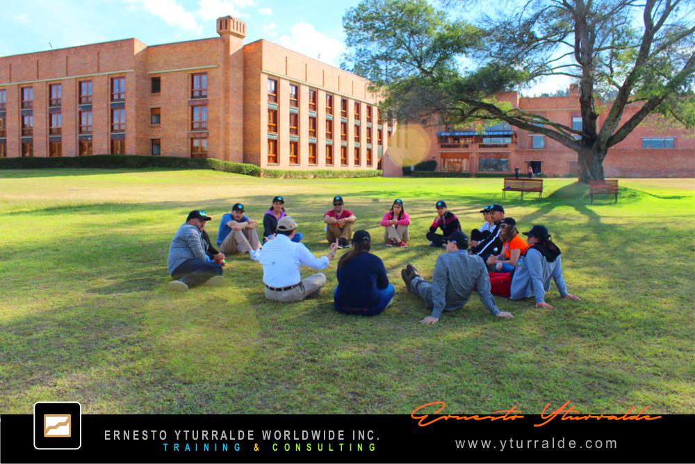 Team Building corporativo en Quito con dinámicas de cuerdas al aire libre